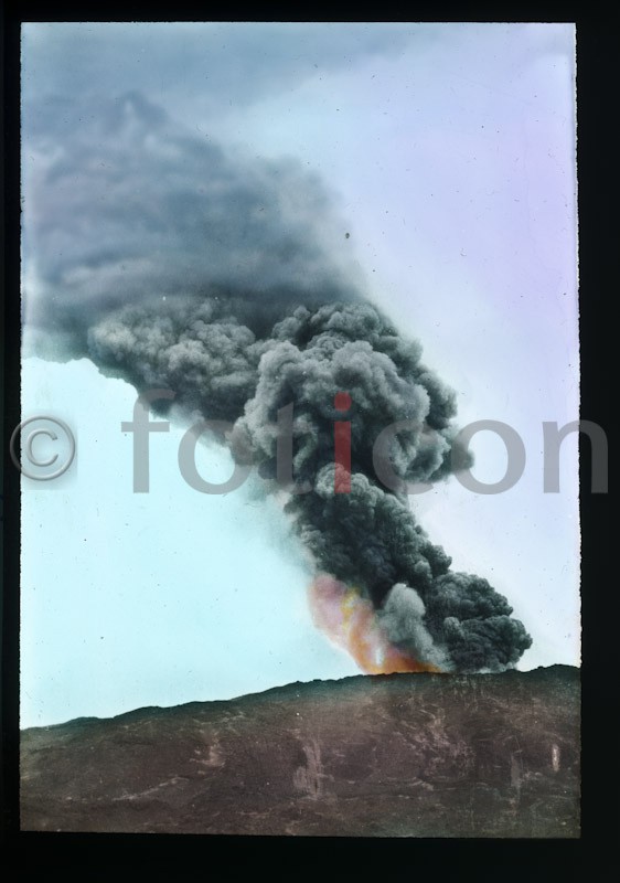 Eine ungeheure Rauchsäule ; An immense column of smoke - Foto foticon-simon-vulkanismus-359-025.jpg | foticon.de - Bilddatenbank für Motive aus Geschichte und Kultur